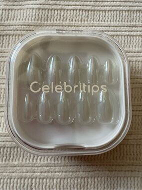 Celebritips Pearly Grey Glaze - short almond 
Press-On Nail Set